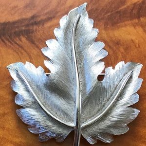 1960s TRIFARI MAPLE LEAF Silver Tone Brooch